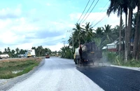 Bắt đầu thi công tưới nhựa dự án đường gom hơn 1.157 tỉ dẫn vào cầu Rạch Miễu 2