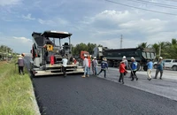 Bắt đầu thảm nhựa bê tông mặt đường dự án cầu Rạch Miễu 2