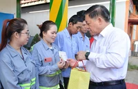 Trưởng Ban Tuyên giáo Trung ương trao quà Tết cho công nhân tại Tiền Giang