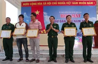 Khen thưởng Bộ đội Biên phòng và ngư dân đã cứu 11 ngư dân gặp nạn trên biển
