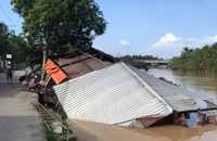 Sạt lở làm 2 căn nhà đổ sụp xuống sông, ba người may mắn thoát nạn
