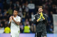 HLV Ancelotti “ném cục xương” cho đồng nghiệp Tedesco?