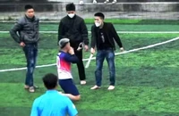 Đang đá bóng bị “đầu gấu” dí dao lôi đi, bắt quỳ...