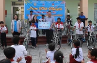 TAND huyện Bình Chánh trao xe đạp, học bổng 'vì đàn em thân yêu'