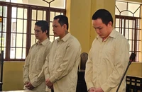 Dùng súng nhựa cướp ngân hàng để cho tiền mẹ chữa bệnh
