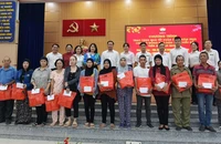 Chánh án TAND TP.HCM Lê Thanh Phong trao quà cho đồng bào dân tộc nhân dịp Tết