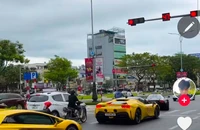 Dàn siêu xe vượt đèn đỏ gây siêu sốc: Coi chừng đối diện tội tù!