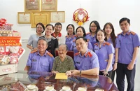 Viện trưởng VKSND TP.HCM Lê Văn Đông thăm, chúc Tết Mẹ Việt Nam Anh hùng