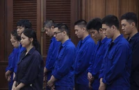 Chiếm đoạt tiền của hơn 200 chủ thẻ tín dụng, bị cáo chủ mưu bị đề nghị 20 năm tù