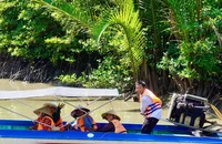 Cử tri ấp Thiềng Liềng dậy sớm chờ con nước để đi bầu cử