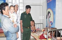 Hỗ trợ người phụ nữ chuyển dạ trong lúc đi tránh bão