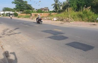 Con đường 20 tỷ ở Bạc Liêu mới thảm nhựa nóng đã vá chi chít
