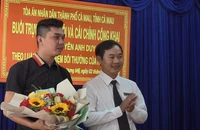 Dân dự kín hội trường xem TAND TP Cà Mau xin lỗi người bị oan 