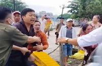 Tiểu thương xô xát với trật tự đô thị để lấy lại khay hột vịt