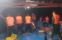 Cà Mau: Cứu 15 ngư dân bị chìm tàu trên biển