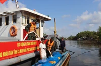 3 tàu chở nước của Quân khu 9 đã đến Cà Mau cấp cho đồng bào