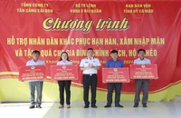 Hình ảnh đẹp của Hải quân khi đến với đồng bào bị hạn hán Cà Mau