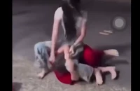 Xác minh clip nhiều người đứng nhìn 2 cô gái đánh nhau trên đường phố ở Cà Mau