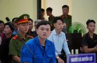 Đông đảo người dân đến xem phán xử kẻ giết cả nhà vợ ở Cà Mau