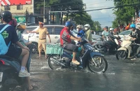 Sau cơn mưa như trút nước, TP Cà Mau kẹt xe cục bộ nhiều nơi