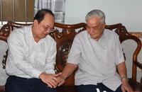 Bí thư Tỉnh ủy Cà Mau thăm các nguyên lãnh đạo Sở Y tế tỉnh qua các thời kỳ