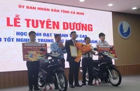 Hai thủ khoa ở tỉnh Cà Mau được tặng xe máy 