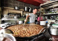 Vị ngon kỳ lạ của nồi nước dùng được nấu suốt 45 năm