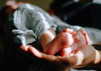 Bán 2 con sơ sinh để lấy tiền mua điện thoại mới