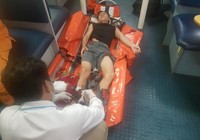 Xuyên đêm ‘cưỡi’ sóng cứu ngư dân nguy kịch gần Hoàng Sa