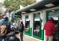 Vietcombank đột ngột dừng tăng phí rút tiền ATM nội mạng