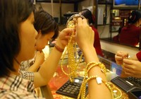 Giá vàng miếng bật tăng dữ dội