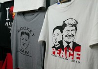 Bán áo in hình Trump-Kim để phục vụ bánh mỳ, nước miễn phí