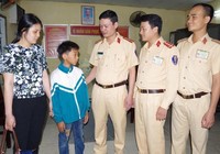 Bé trai 11 tuổi đạp xe 65km đi tìm mẹ vì quá nhớ