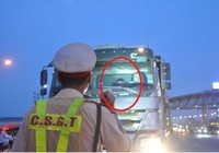 Sau nửa giờ gọi điện, tài xế vi phạm mới hợp tác với CSGT