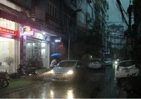 Hà Nội mưa như trút nước, trời tối sầm dù mới 14 giờ chiều