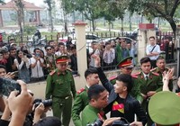 Khá 'bảnh' hầu tòa, 'anh em xã hội' kéo đến xem