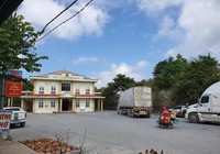 Sếp hải quan và 2 thuộc cấp bị tạm đình chỉ vì nghi 'làm luật'