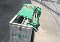 Tủ điện nằm dưới đường gây nguy hiểm cho người dân