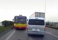 Tước bằng lái tài xế xe buýt đi ngược chiều trên QL