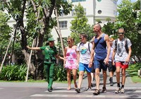 Áo xanh ‘giải cứu’ khách Tây giữa Sài Gòn