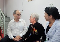Bí thư Nguyễn Thiện Nhân thăm gia đình chính sách