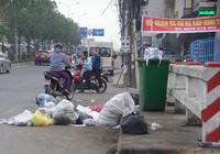 Rác tràn xuống đường