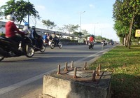 ‘Bàn chông’ trên xa lộ Hà Nội