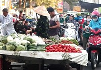 Dẹp chợ tự phát: Khó cũng phải làm!