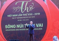 Chủ đề ‘Sông núi trên vai’ dịch sang tiếng Anh gây xôn xao