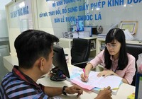 Cán bộ ‘tăng ca’, người dân đỡ cực