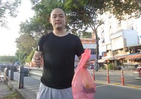 Chàng thanh niên Nhật nhặt rác ở kênh Nhiêu Lộc
