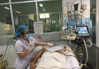 Uốn ván nguy kịch chỉ vì… gà mổ
