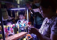 Bà Thanh không bỏ được nghề tò he