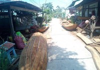 Nước nổi không về, ghe xuồng Long Hậu mắc cạn